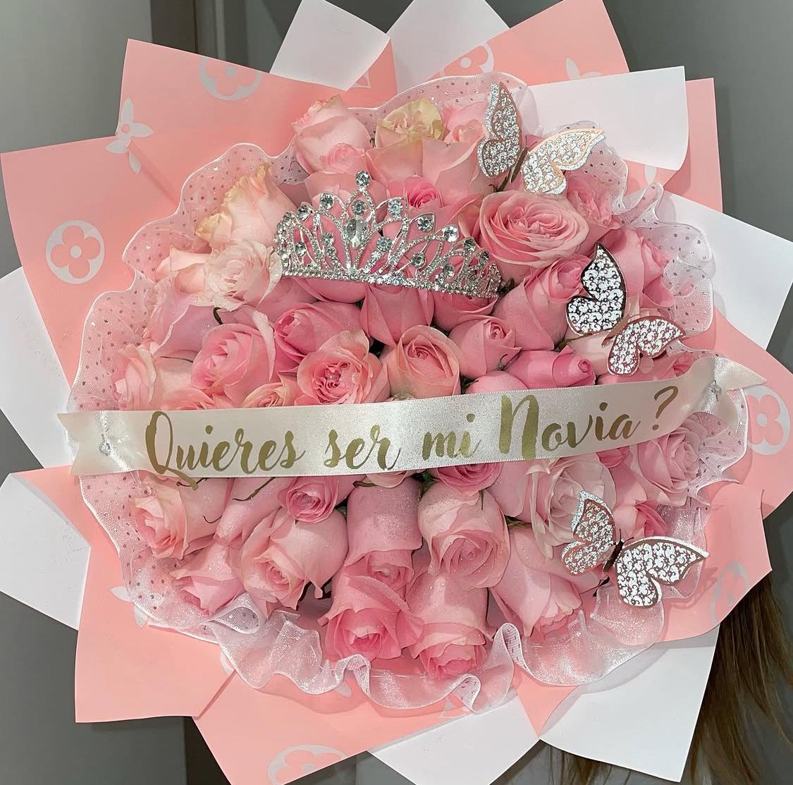 RAMO DE 50 ROSAS NATURAL